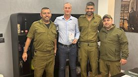 משה ארדר עם המילואימניקים, צילום: יחצ
